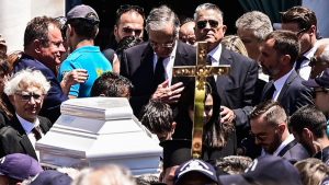 Συγκινεί το «αντίο» του Αντώνη Σαμαρά για την κόρη του: «Δεν αποχαιρετούμε σήμερα την Λένα μας, μαζί της θα είμαστε συνέχεια»
