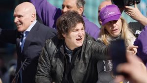 Αργεντινή: Ο πρόεδρος Χαβιέρ Μιλέι δέχτηκε επίθεση με πέτρες και μπουκάλια από διαδηλωτές (βίντεο)