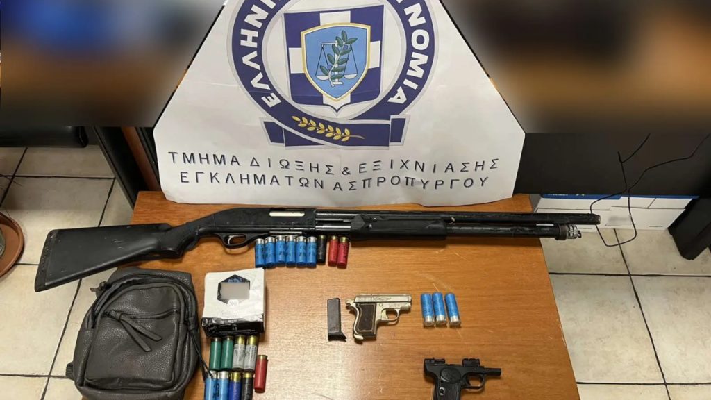 Πυροβολισμοί στον Ασπρόπυργο: Εντοπίστηκε οπλοστάσιο στο σπίτι των 2 εμπλεκόμενων πιστολέρο – “Γάζωσαν” την πρόσοψη εταιρείας