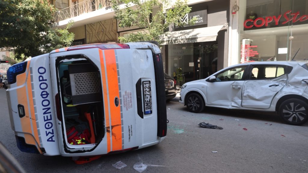 Τροχαίο στο Γουδί: Κατέληξε ο 50χρονος ασθενής του ιδιωτικού ασθενοφόρου που ανατράπηκε (Εικόνες + Βίντεο)