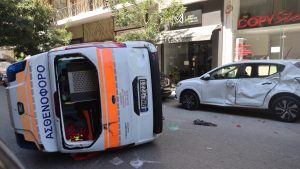 Τροχαίο στο Γουδί: Κατέληξε ο 50χρονος ασθενής του ιδιωτικού ασθενοφόρου που ανατράπηκε (Εικόνες + Βίντεο)