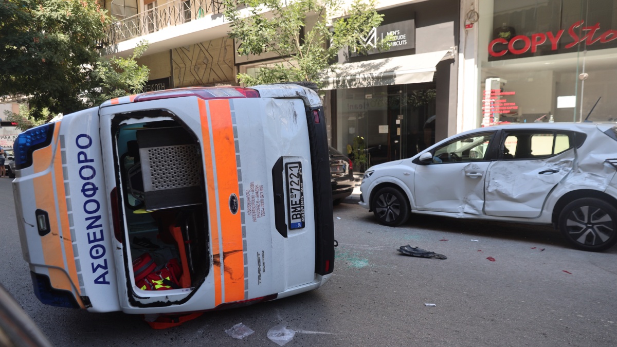 Τροχαίο στο Γουδί: Κατέληξε ο 50χρονος ασθενής του ιδιωτικού ασθενοφόρου που ανατράπηκε (Εικόνες + Βίντεο)