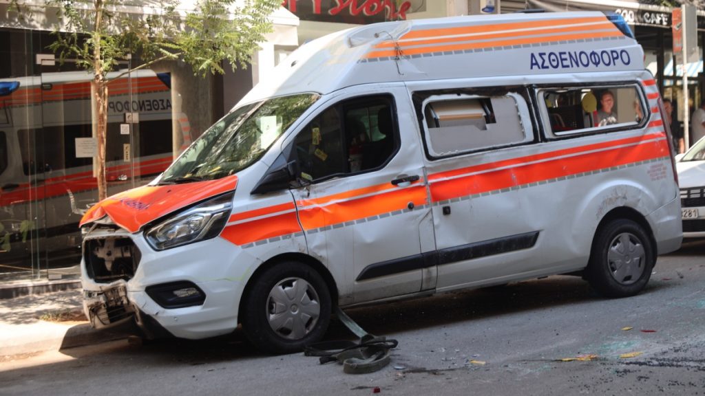 Βίντεο – σοκ από το τροχαίο στο Γουδί: Η στιγμή που τουμπάρει το ασθενοφόρο
