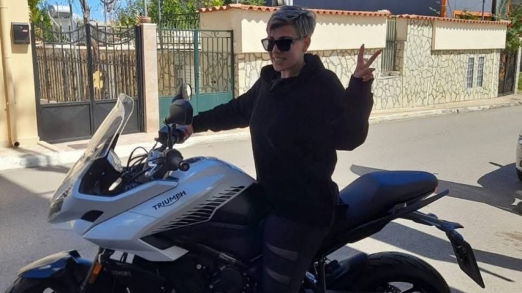 Τροχαίο στην Αταλάντη: “Eίδα περιπολικό και τη μηχανή της γυναίκας μου κάτω και κατέβηκα, είχα και το μικρό μαζί μου”, λέει ο σύζυγος