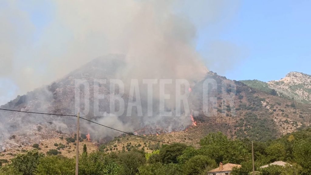 Φωτιά στα Καλάβρυτα: Ενισχύθηκαν οι δυνάμεις πυρόσβεσης, απειλείται οικισμός – Ήχησε το 112 για ετοιμότητα
