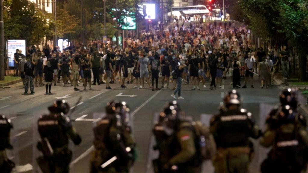 Βελιγράδι: Βίαια επεισόδια σε αντικυβερνητική διαδήλωση – Δεκάδες προσαγωγές και συλλήψεις