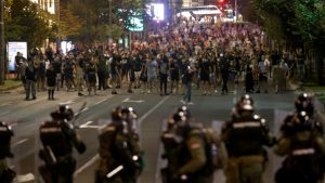 Βελιγράδι: Βίαια επεισόδια σε αντικυβερνητική διαδήλωση – Δεκάδες προσαγωγές και συλλήψεις