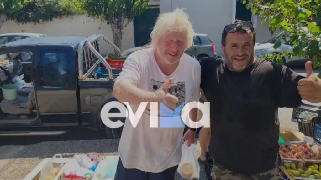 Διακοπές στην Εύβοια για τον Μπόρις Τζόνσον – Φωτογραφήθηκε με πλανόδιο μανάβη στην Κάρυστο