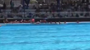 Βραζιλία: Πανικός σε αγώνα πόλο – Έπεσαν πυροβολισμοί και οι αθλήτριες κρύφτηκαν πίσω από πινακίδες (Βίντεο)