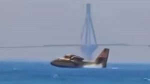 Φωτιά στην Αχαΐα: Η στιγμή που Canadair κάνει ανεφοδιασμό δίπλα από τη γέφυρα Ρίου-Αντιρρίου (βίντεο)