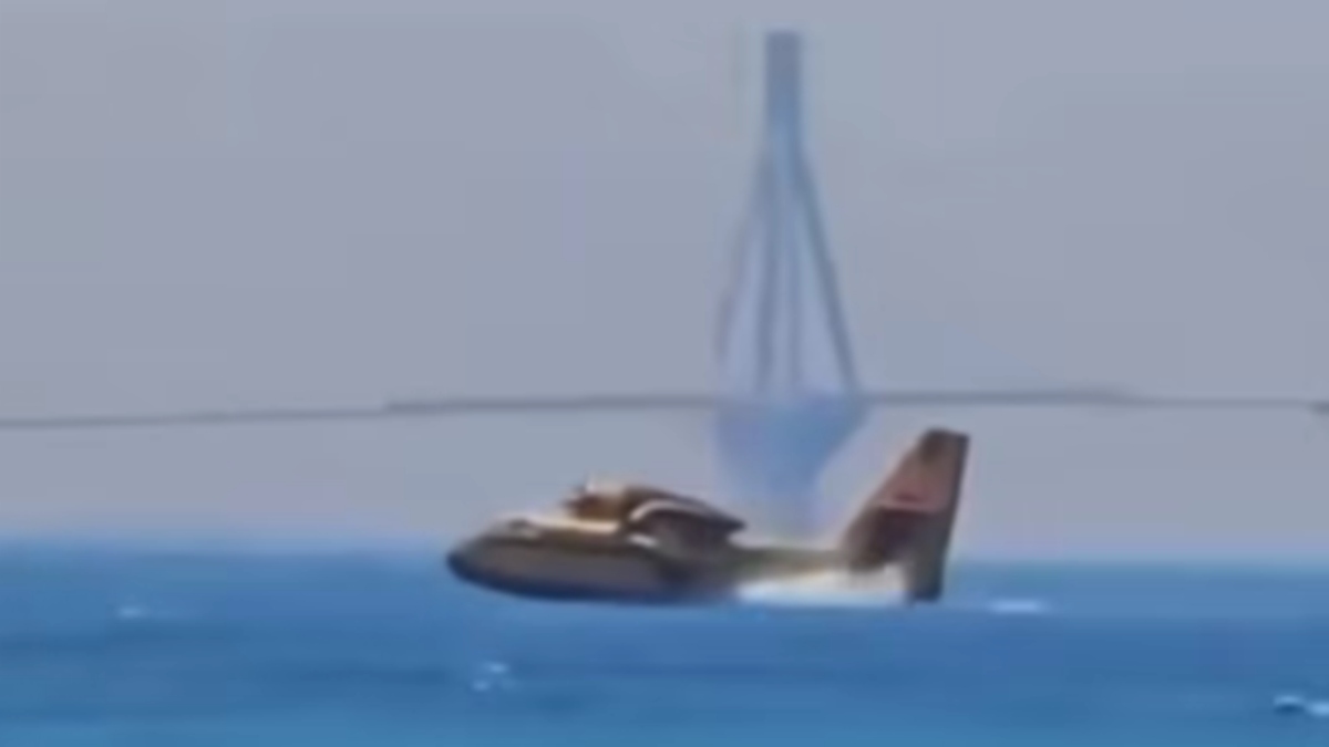 Φωτιά στην Αχαΐα: Η στιγμή που Canadair κάνει ανεφοδιασμό δίπλα από τη γέφυρα Ρίου-Αντιρρίου (βίντεο)