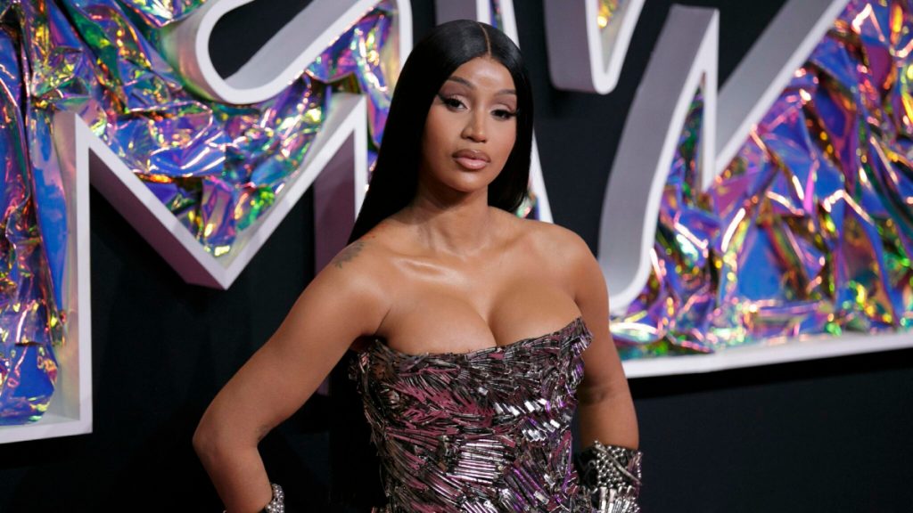 Cardi B: Γυναίκα κατέθεσε μήνυση εις βάρος της για επίθεση και βιαιοπραγία – Ξανά στα δικαστήρια η ράπερ