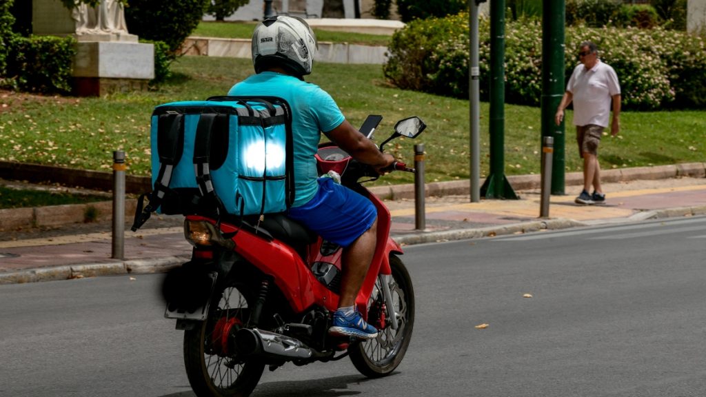 Σάλος στα social media: Γυναίκα δεν ήθελε να παραλάβει παραγγελία γιατί ο διανομέας «Δεν ήταν Έλληνας» (Βίντεο)