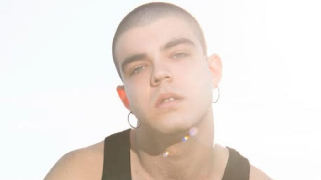 Jo Dennys: Το queer μοντέλο διεγνώσθη με σεξουαλικώς μεταδιδόμενο νόσημα – «Είμαι το πρώτο καταγεγραμμένο κρούσμα στην Ελλάδα»