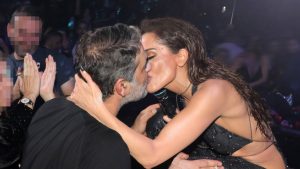 Δέσποινα Βανδή: Το τρυφερό φιλί στο στόμα στον Βασίλη Μπισμπίκη – Η αφιέρωση που του έκανε (vid)