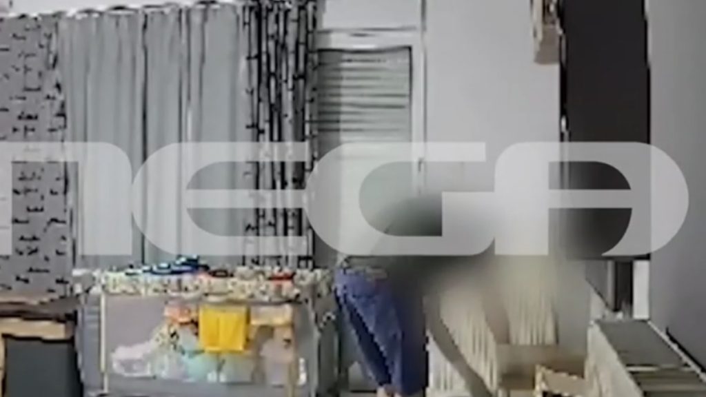 Πειραιάς: Διαρρήκτες “άδειασαν” το σπίτι ιδιοκτητών που έλειπαν για διακοπές – Δείτε το βίντεο ντοκουμέντο