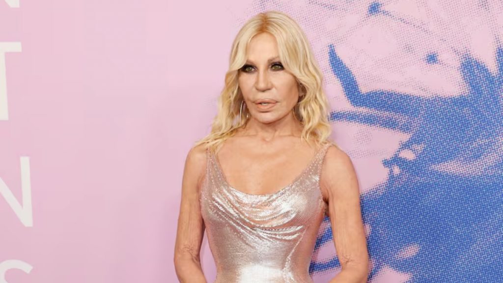 Donatella Versace: Η απίστευτη αλλαγή στην εμφάνισή της – Σαν να γύρισε τον χρόνο πίσω (pic)
