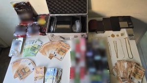 Ομόνοια: Χειροπέδες σε 35χρονο για κλοπές –  Έκρυβε την λεία του σε “μινι μάρκετ-βιτρίνα” στο κέντρο της Αθήνας