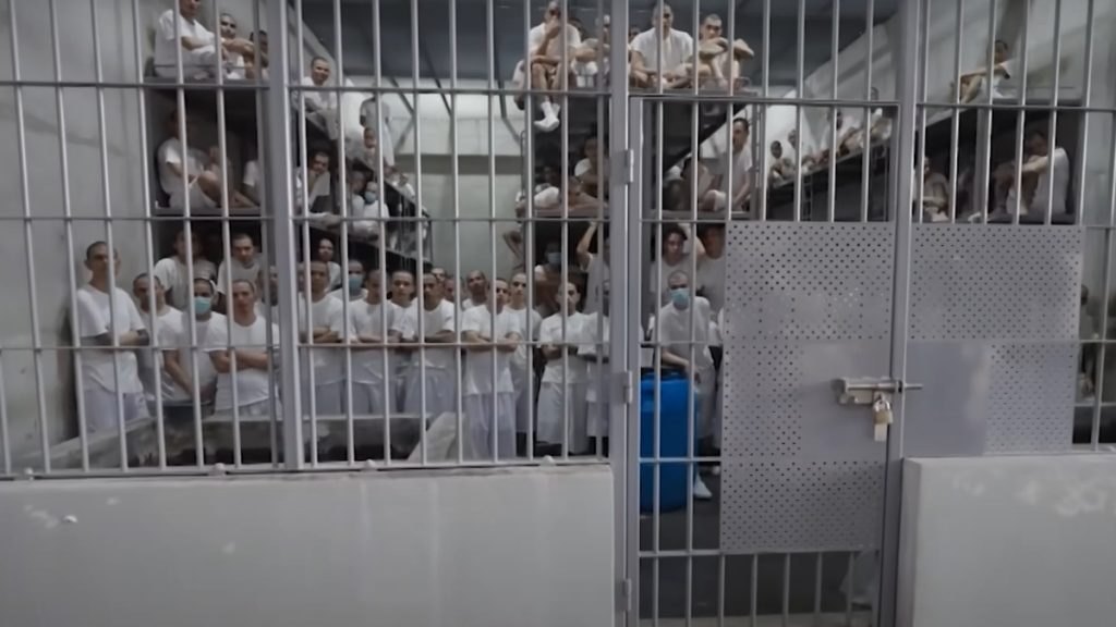 Οι φυλακές κολαστήριο στο Ελ Σαλβαδόρ – “Από εδώ θα φύγετε μόνο μέσα σε μαύρη σακούλα”