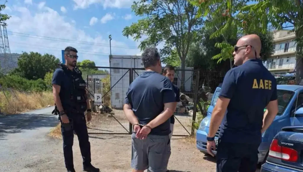 Παλλήνη: Υπάλληλος Δήμου άφηνε παιδιά ΑμεΑ σε κέντρο και μετά έβαζε φωτιές