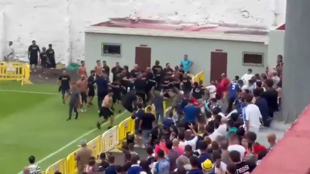 Άγρια συμπλοκή οπαδών σε φιλικό μεταξύ Λας Πάλμας και Τενερίφης – Εκτοξεύθηκαν αντικείμενα από τις κερκίδες (βίντεο)