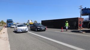 Εκτροπή φορτηγού στην Ελευσίνα: Αποκαταστάθηκε μερικώς η κυκλοφορία, ουρές χιλιομέτρων στα διόδια (Βίντεο + Εικόνα)