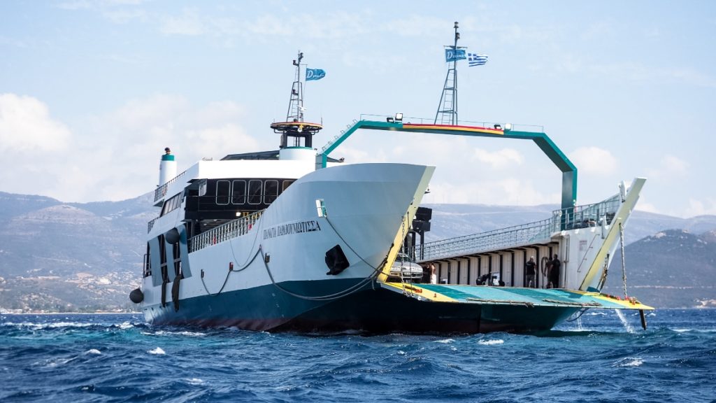 Νέα Στύρα: Ρήγμα 20 μέτρων στο φέρυ μποτ που προσάραξε σε ξέρα – Παραμένει κολλημένο στο σημείο