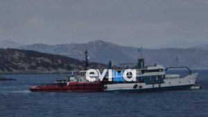 Νέα Στύρα: Επιχείρηση απομάκρυνσης του φέρυ μποτ που προσάραξε σε ξέρα – Ρυμουλκά πλοία και δύτες στο σημείο