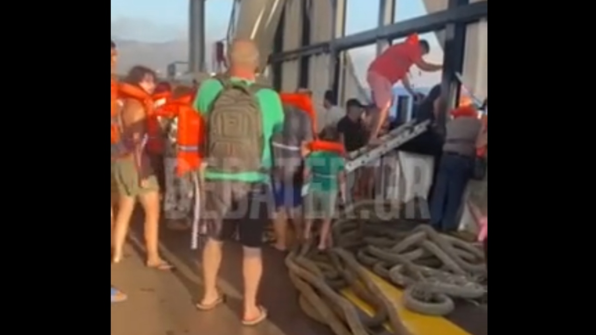 Νέα Στύρα: Βίντεο ντοκουμέντα από το φέρυ μποτ που προσάραξε σε ξέρα – «Κανείς από το πλήρωμα δεν μας βοήθησε»