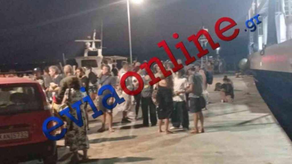 Νέα Στύρα: Παραμένει κολλημένο στην ξέρα το πλοίο – Σε Μαρμάρι και Κάρυστο διανυκτέρευσαν 47 επιβάτες