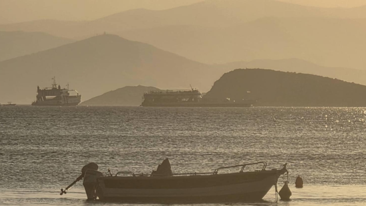 Εύβοια: Φέρι Μποτ κόλλησε σε ξέρα στα Νέα Στύρα – Με βάρκες απομακρύνουν τους επιβάτες (Βίντεο)