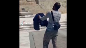 Πλεύρης για μετανάστη που επιτέθηκε σε Εύζωνες: “Διεκόπη η αίτηση ασύλου του –  Καμία ανοχή σε τέτοιες συμπεριφορές” (βίντεο)