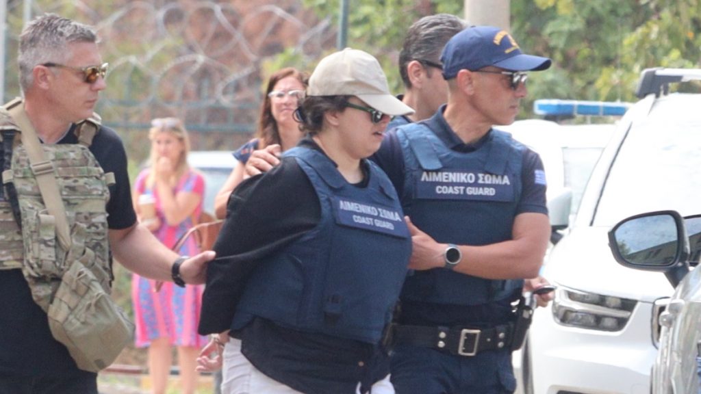 Παλαιό Φάληρο: Στον ανακριτή η 32χρονη – Θα απολογηθεί για τη δολοφονία της τρίχρονης κόρης της