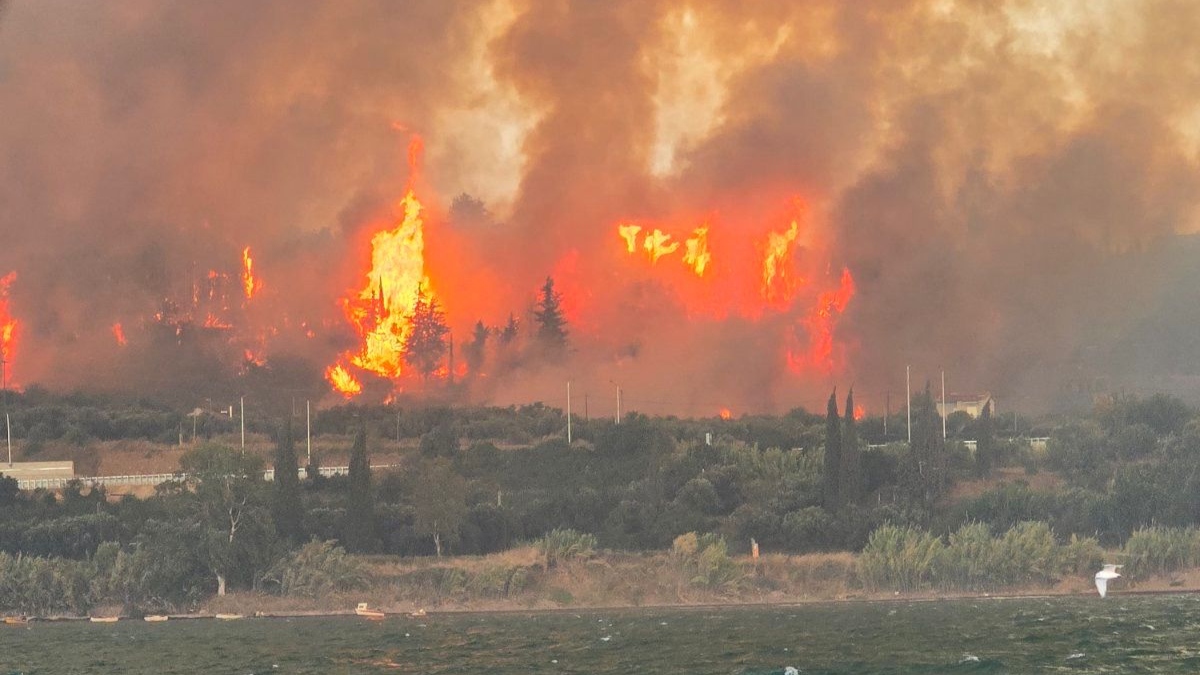 Φωτιά στην Αχαΐα: Σε ετοιμότητα τρία πλωτά του Λιμενικού και ιδιωτικά σκάφη για την παροχή συνδρομής