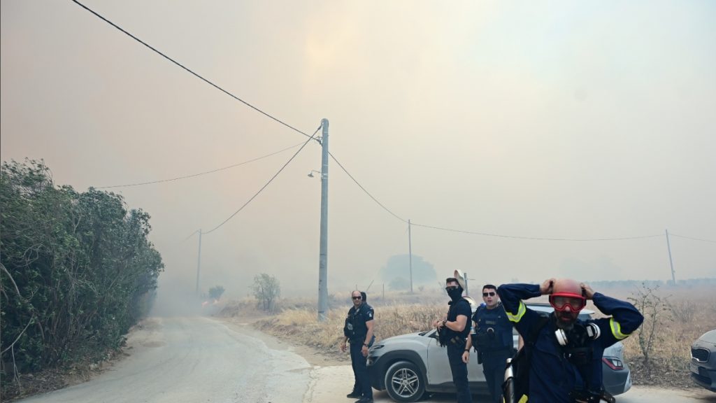 Φωτιά στην Κερατέα: Εντοπίστηκε νεκρός ένας ηλικιωμένος στην περιοχή Τογάνι – Καίγονται σπίτια και μπαράζ μηνυμάτων από το 112