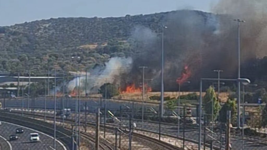 Φωτιά σε χαμηλή βλάστηση στην Αγία Μαρίνα Παιανίας – Στη μάχη 4 εναέρια