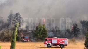Υπό έλεγχο η φωτιά στην Παιανία – Ενισχύθηκαν προληπτικά οι δυνάμεις της πυροσβεστικής (Φωτογραφίες & Βίντεο)