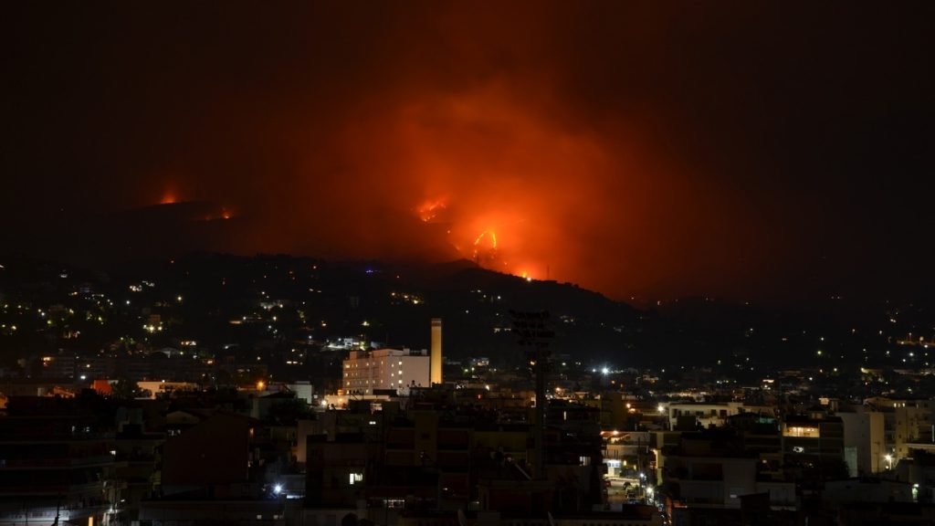 Φωτιά στην Αχαΐα: Ολονύχτια μάχη με τις φλόγες οι πυροσβεστικές δυνάμεις (βίντεο)