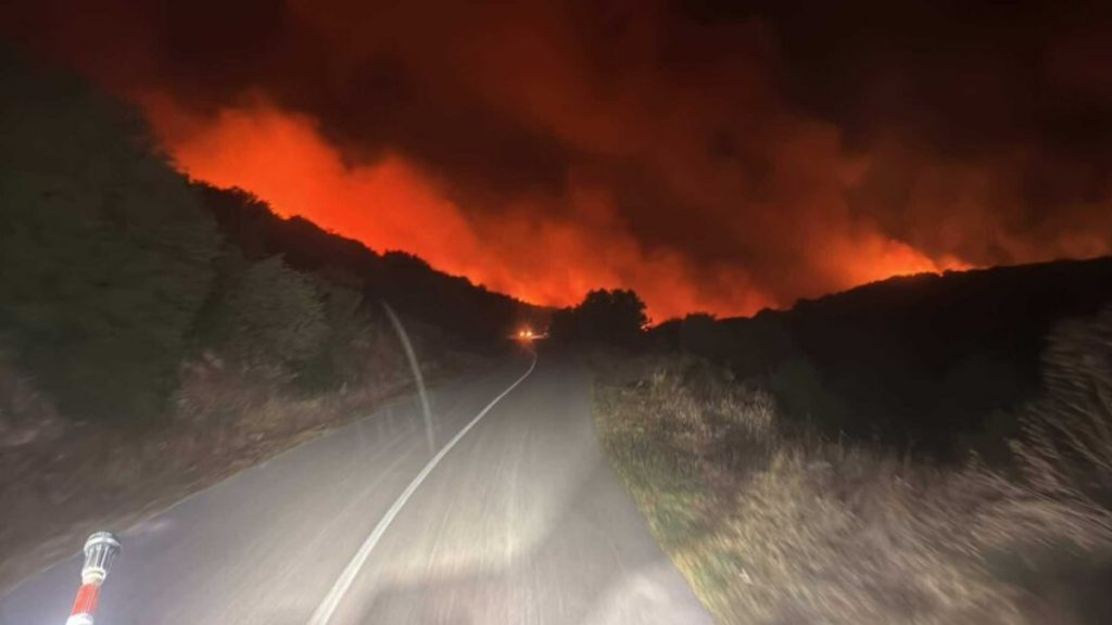 Φωτιά σε χαμηλή βλάστηση στον Πρωτόπαππα Ιωαννίνων – Μήνυμα του 112 για εκκένωση οικισμού