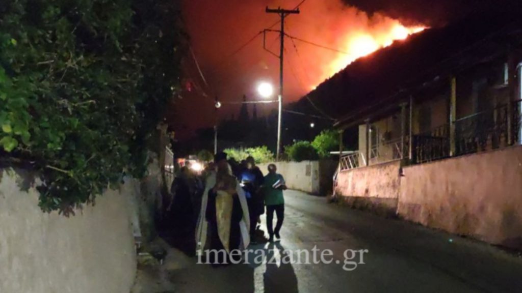 Φωτιά στη Ζάκυνθο: Λιτανεία στη Λιθακιά προκειμένου να σταματήσει η πυρκαγιά (Βίντεο)