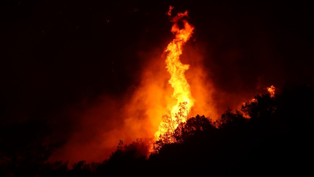Φωτιά στην Ανατολική Αττική: Ολονύχτια μάχη με τις φλόγες οι πυροσβέστες – Ένας νεκρός και καμμένα σπίτια στην Κερατέα