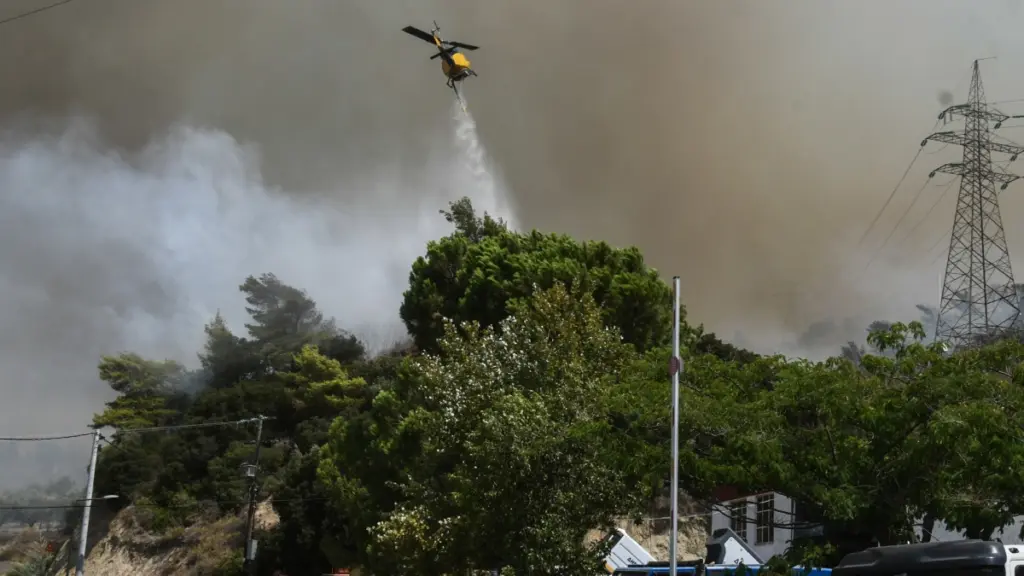 Φωτιά στις Καρυές Λακωνίας – Στην μάχη της κατάσβεσης δύο αεροσκάφη