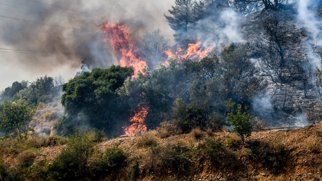 Φωτιά στην Πάτρα: Μαίνονται ανεξέλεγκτα τα πύρινα μέτωπα – Συνεχείς εκκενώσεις οικισμών