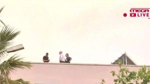 Φωτιά στην Πάτρα: Στελέχη του Καραμανδάνειου ανέβηκαν στην ταράτσα και έβλεπαν την πορεία της πυρκαγιάς (Βίντεο)