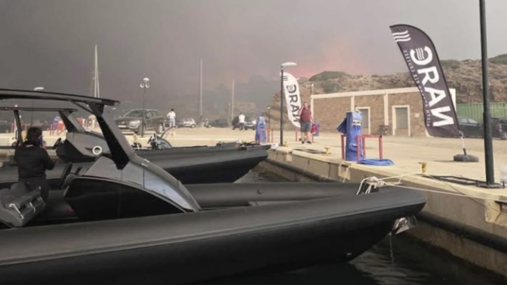 Φωτιά στη Χίο: Έχουν απεγκλωβιστεί 56 άτομα από το Λιμενικό και ιδιωτικά σκάφη (Βίντεο – Φωτογραφίες)