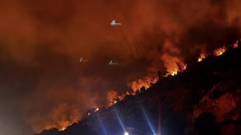 Πυροσβεστική: Επιχειρούν 4.850 πυροσβέστες στα πύρινα μέτωπα – Συνδράμουν ο στρατός, η ΕΛΑΣ, το Λιμενικό και το ΕΚΑΒ