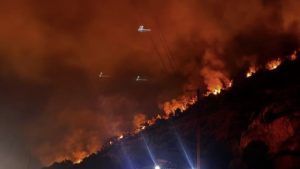 Πυροσβεστική: Επιχειρούν 4.850 πυροσβέστες στα πύρινα μέτωπα – Συνδράμουν ο στρατός, η ΕΛΑΣ, το Λιμενικό και το ΕΚΑΒ