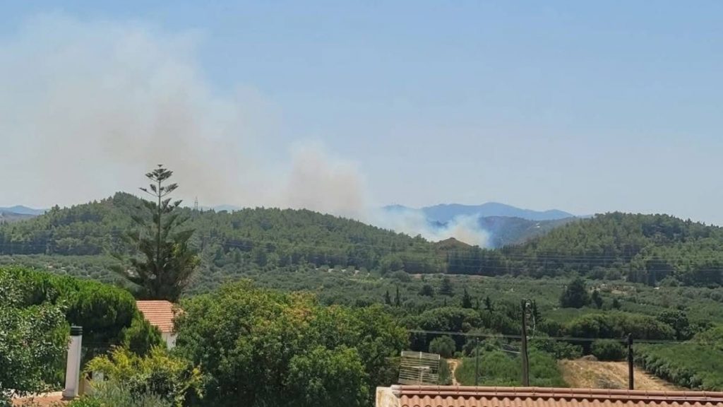 Φωτιά στην Ρόδο: Καίει κοντά στην κοιλάδα με τις πεταλούδες – Στην μάχη εναέρια μέσα