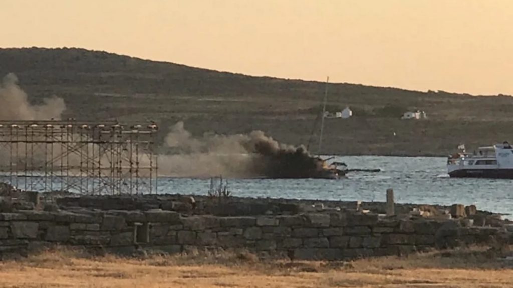 Ιστιοφόρο τυλίχθηκε στις φλόγες κοντά στη Δήλο – Διασώθηκαν δύο άτομα