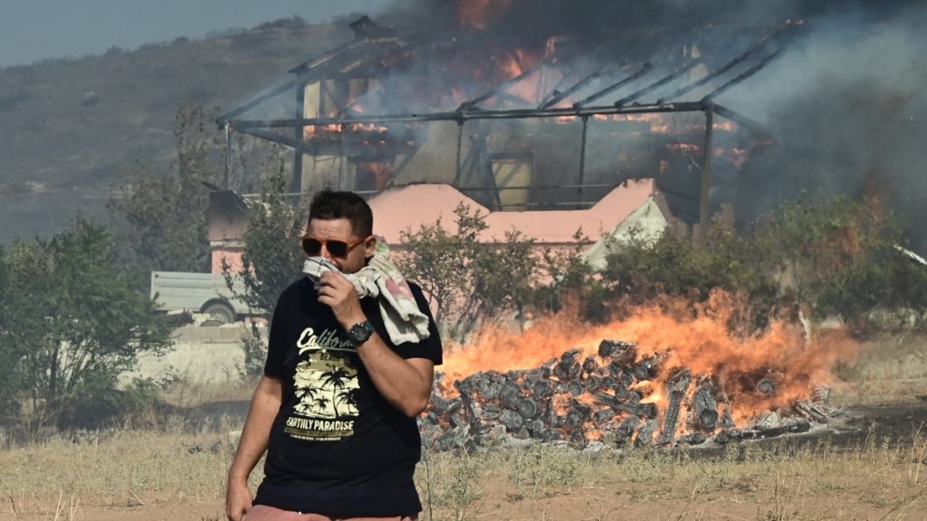 Φωτιά στην Κερατέα: Σε πλήρη κινητοποίηση το ΕΚΑΒ
